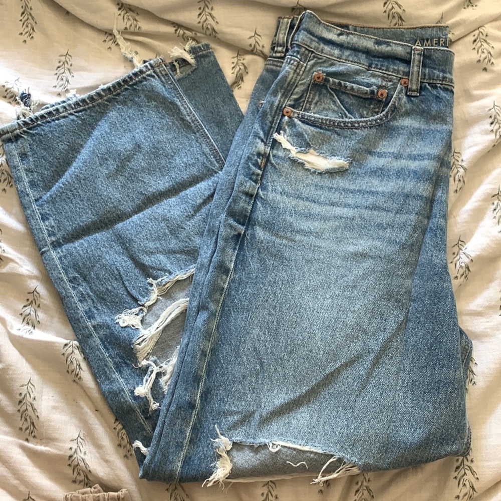 American Eagle Strigid Ripped Mom Jeans